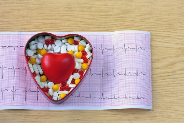 Κουτί με χάπια και καρδιά καρδιογράφημα — Φωτογραφία Αρχείου