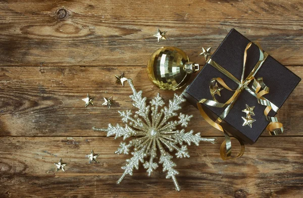 Vánoční černá Dárková krabice s zlatá vločka — Stock fotografie