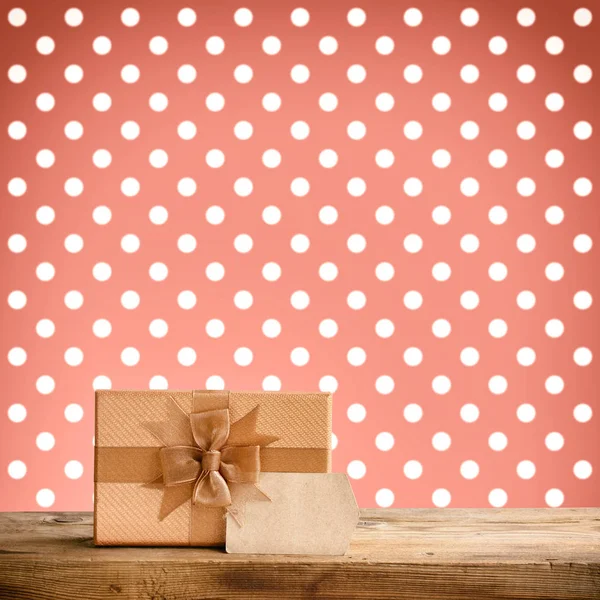 Праздничный коричневый подарочный коробок с луком — стоковое фото