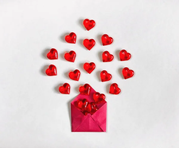 Aftelkalender voor Valentijnsdag achtergrond, rode envelop met hart — Stockfoto