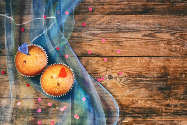 Ημέρα του Αγίου Βαλεντίνου, δύο γλυκά cupcake και καρδιά — Φωτογραφία Αρχείου