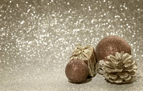 Weihnachten glänzenden Hintergrund, zwei Kugeln, Sepia getönt — Stockfoto