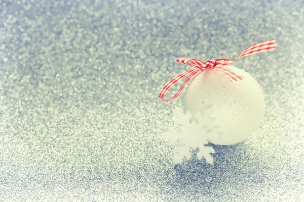 Vánoční šumivé pozadí, bílé koule — Stock fotografie