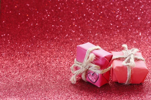 Aftelkalender voor Valentijnsdag rode glitter achtergrond, twee geschenkdoos — Stockfoto