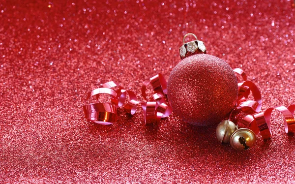 Roter Weihnachtsglitzerhintergrund, Kugel, Glöckchen — Stockfoto