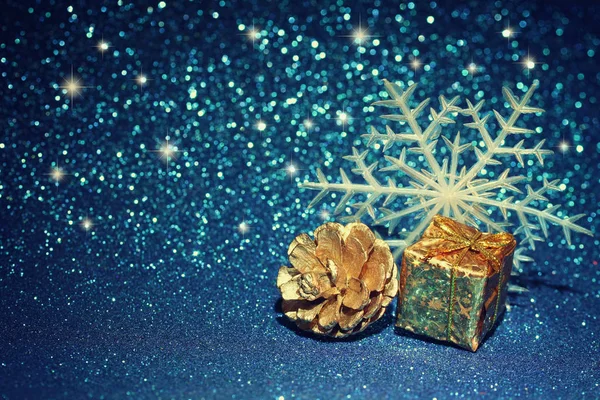 Modré Vánoční pozadí, zlaté krabičky, šiška, sněhová vločka — Stock fotografie