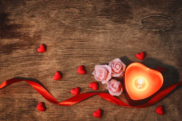 Valentine's day, dark background candle heart, scarlet ribbon — Stock Photo, Image