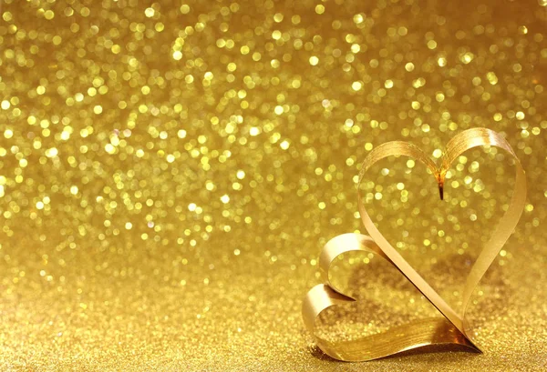 San Valentino scintillio giallo sfondo e due cuori d'oro — Foto Stock