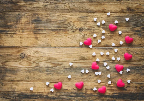 Sfondo giorno di San Valentino con un mucchio di cuori rossi bianchi — Foto Stock