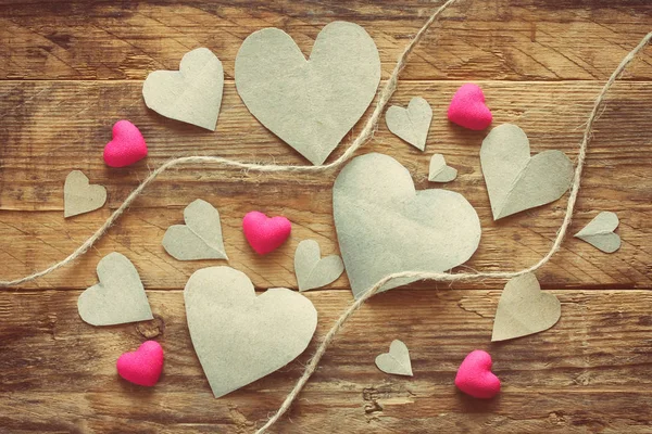 Den svatého Valentýna, haldy papírové srdce — Stock fotografie