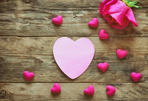 Aftelkalender voor Valentijnsdag, een roze roos, tag papier — Stockfoto