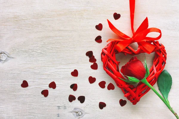 발렌타인의 날, 붉은 장미, 고리 버들 세공 심장 — 스톡 사진