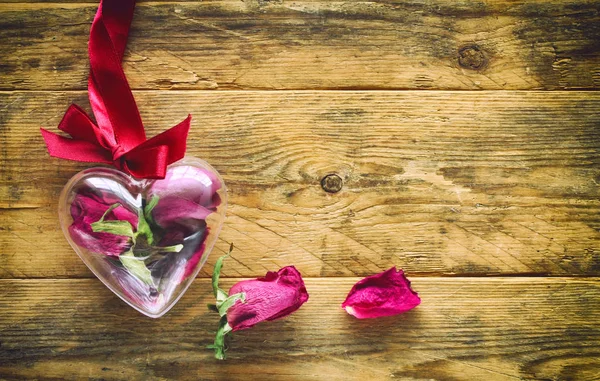 Alla hjärtans dag gratulationskort med torr rosor — Stockfoto