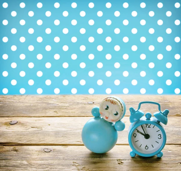 Mavi bebek tıknaz, eski çalar saat — Stok fotoğraf