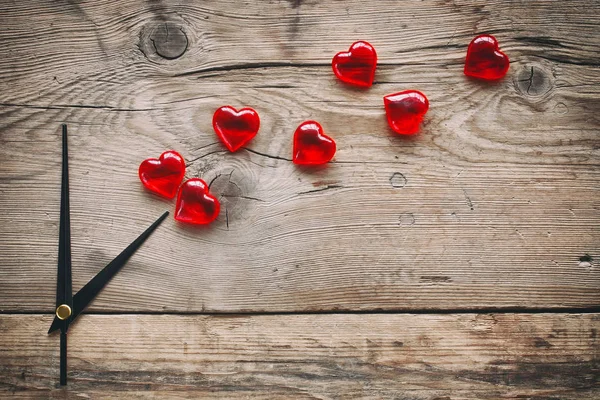 Valentinstag abstrakte Uhr und Herzen — Stockfoto