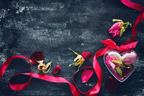 Ημέρα του Αγίου Βαλεντίνου σύνθεση με αποξηραμένα τριαντάφυλλα — Φωτογραφία Αρχείου