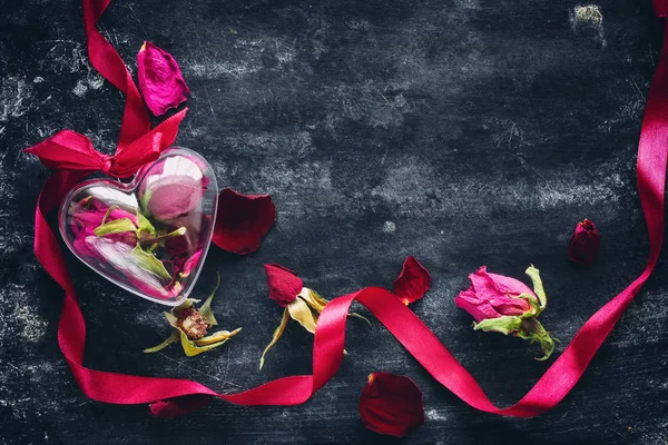 Den svatého Valentýna složení se sušenými růžemi — Stock fotografie