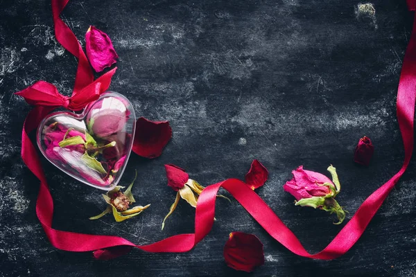 Valentinstag-Komposition mit getrockneten Rosen — Stockfoto