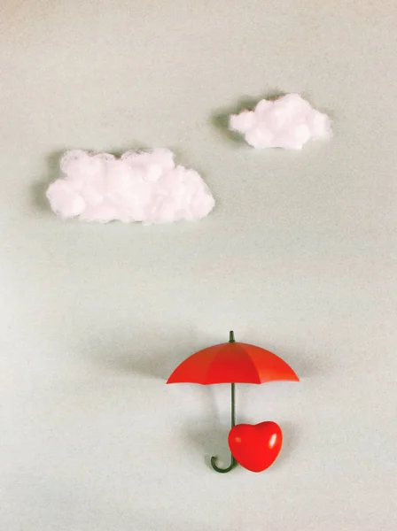 傘の下の赤いハート — ストック写真