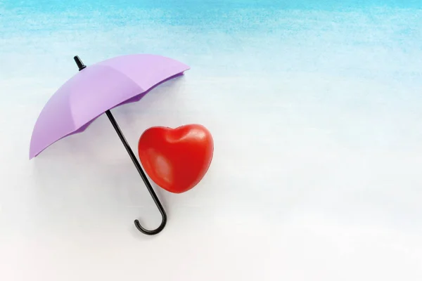 Coeur rouge sous un parapluie — Photo
