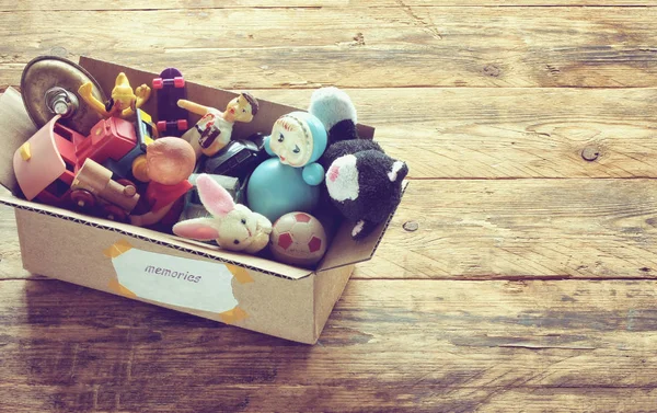 Eski tozlu oyuncaklarla karton kutu — Stok fotoğraf