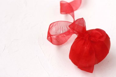 Şerit, beyaz dokulu yüzeyi ile kırmızı Paskalya yortusu yumurta