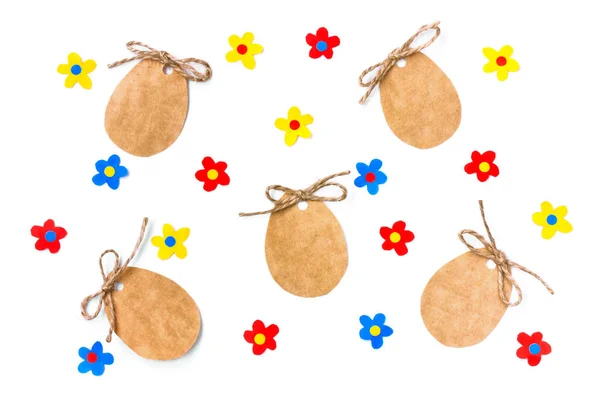 Oeuf de Pâques étiquette en papier avec corde, appliquer des fleurs colorées — Photo