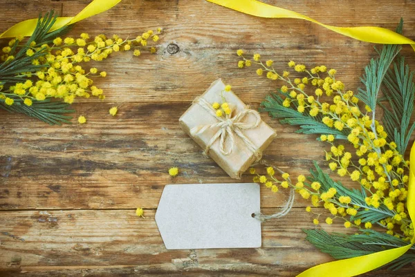 Luxe-geschenketui, blanco papier label, takken van de mimosa — Stockfoto