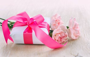 Anneler günü arka plan, beyaz hediye kutusu, üç karanfil pembe
