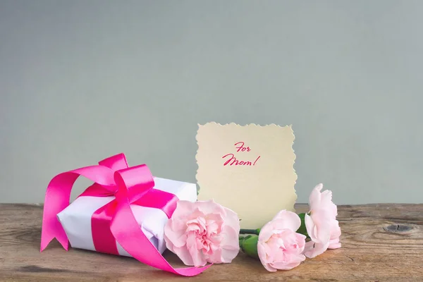 Mother's Day background, gift box, three pink carnations — Stock Photo, Image