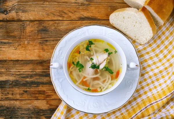 Домашний куриный суп с лапшой — стоковое фото