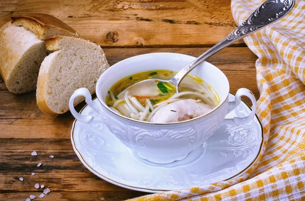 Домашний куриный суп с лапшой — стоковое фото