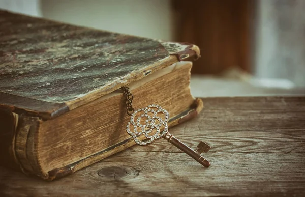 Livro antigo e chave velha da jóia — Fotografia de Stock