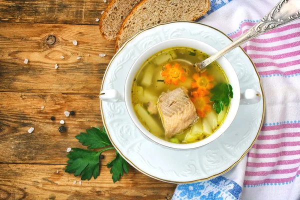 Суп из лосося с морковью и картошкой в белой аквариуме — стоковое фото