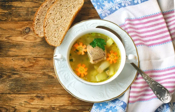 Sopa de salmón fresco con zanahorias y papas en un tazón blanco — Foto de Stock