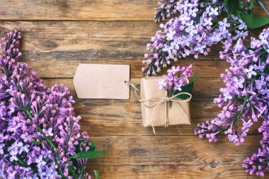 Dalları çiçek açması Menekşe leylak ve hediye kutusu