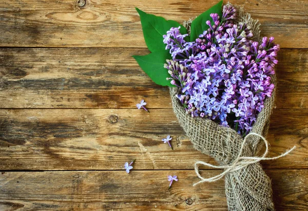 Buquê lilás violeta perfumado, envolto em serapilheira — Fotografia de Stock