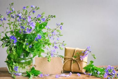 Cam vazoda Farsça Veronica mavi çiçekler buket hediye 