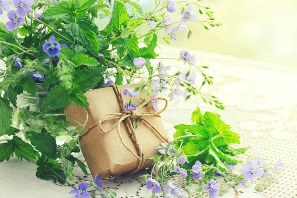 Bukiet małe delikatne kwiaty niebieski Weroniki, pudełko — Zdjęcie stockowe