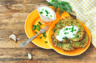 Üstten Görünüm ev yapımı kızarmış börek kabak portakal dan plaka