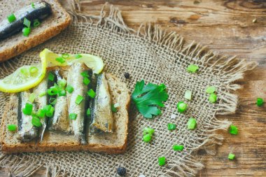 Füme hamsi yağı ile sandviç