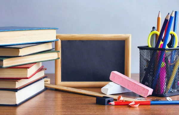 School accessoires op houten tafel — Stockfoto