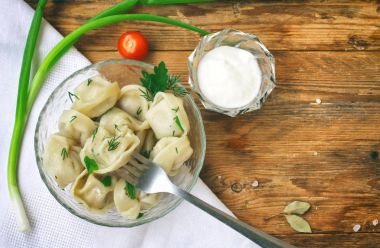 Cam kase, beyaz peçete üzerinde otlar ile köfte