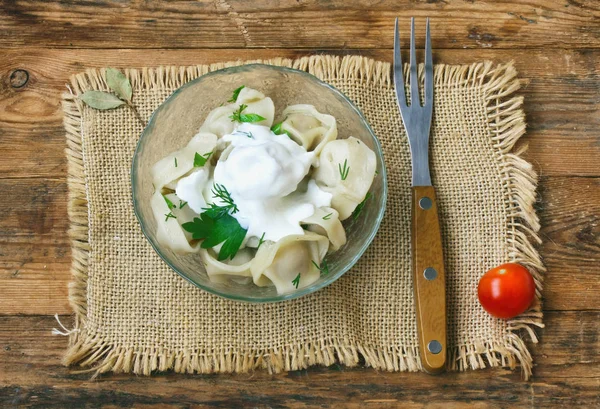 Cam kase içinde otlar ile köfte 