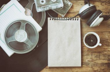 Retro müzik arka plan, kahve fincanı, defter