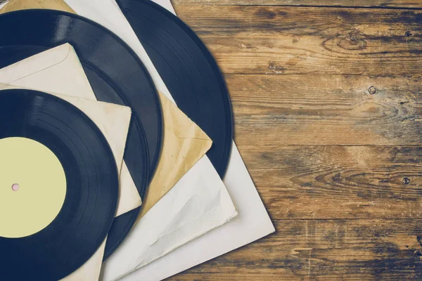 Stapel van oude vinylplaten in papier dekking — Stockfoto