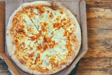 taze pizza dört peynir karton kutu içinde 