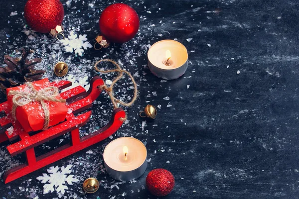 Boże Narodzenie nowy rok tło, czerwony zabawka sanki, kulki, pudełko, sn — Zdjęcie stockowe