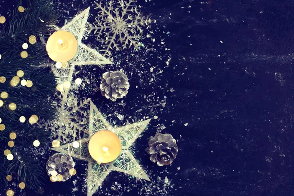 Carte de Noël nuit noire, nouvel an ornement, étoiles, bougies — Photo