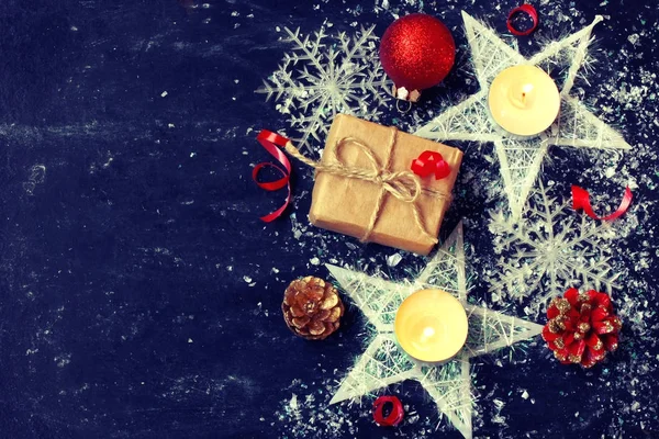 Різдвяні новорічні прикраси, свічки, подарункова коробка, зірка, сніжинка — стокове фото